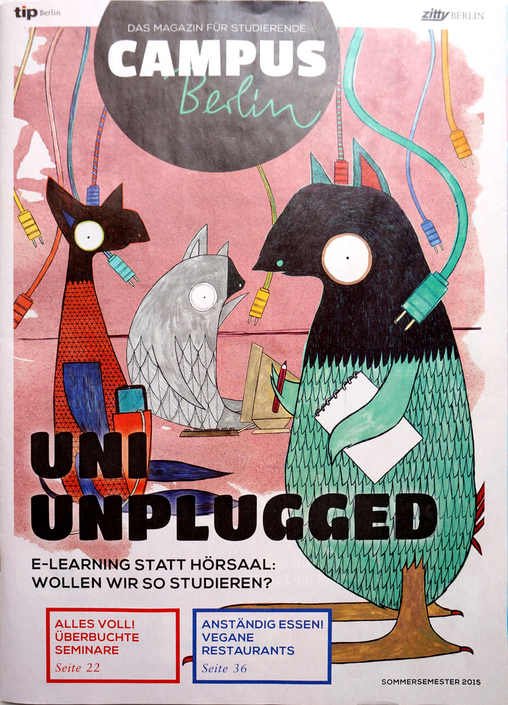 Photo of the cover of the 'Campus Berlin' from tip Berlin. The title is 'Uni Unplugged E-Learning statt Hörsaal: Wollen wir so studieren?' There are three fictional characters, two of which are colourful and have colourful cables connected to their heads, the third character is grey toned and has no cable, sitting in front of a computer. The background is a washed out pink/orange watercolour texture.